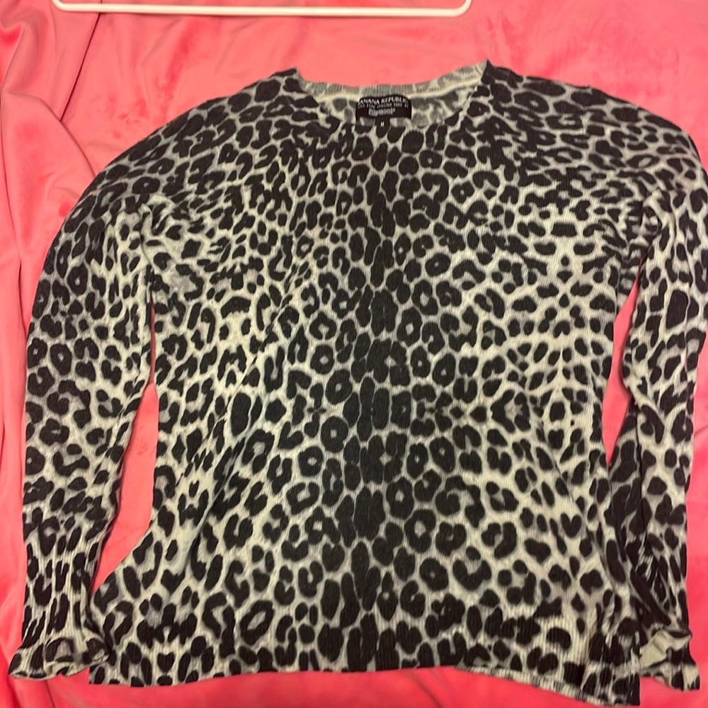 Banana republic crew neck cheetah print sweater size medium